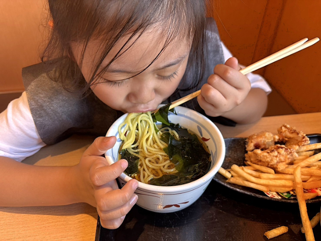 選べるお楽しみセットを食べる子ども