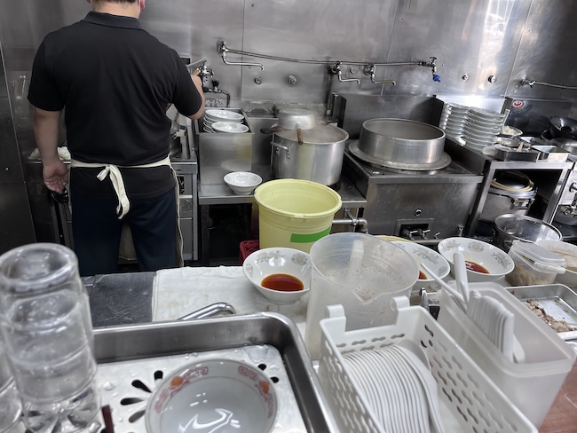 大黒ラーメンの厨房と店員