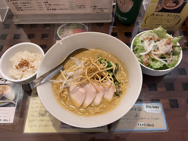 タイカレーラーメンとサラダとライスのセット