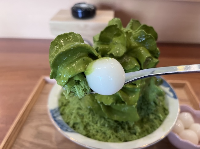 泡抹茶雪氷(白玉付き)の泡と氷に白玉も付けてスプーンで