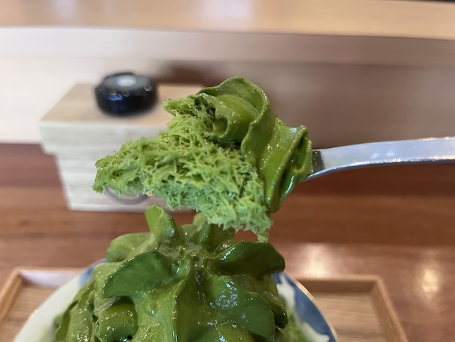 泡抹茶雪氷(白玉付き)の泡と氷をスプーンですくう