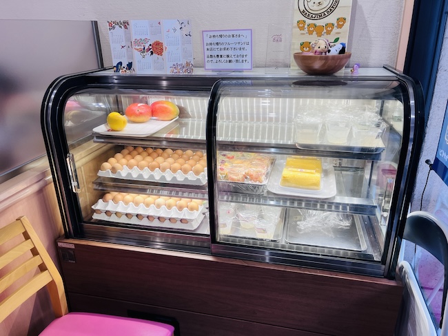 出入り口右のショーケース