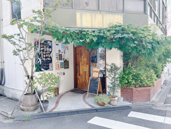 お店の外観（緑のツタと木の扉が印象的なショット）