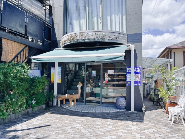 お店の外観(木馬が目印)