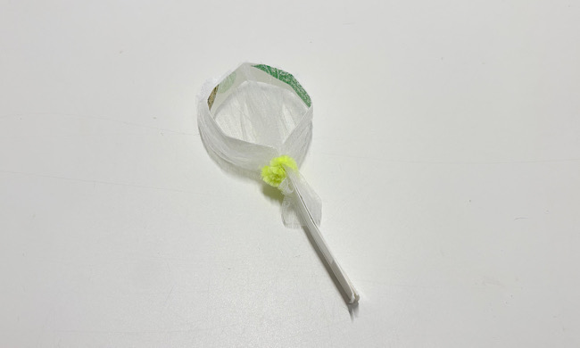 排水溝ネットが張られた手作りの金魚すくいのポイ