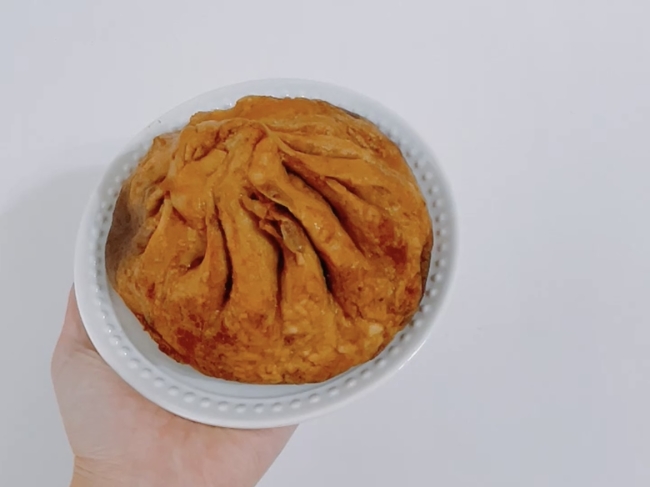 お皿に乗せたしみだれ豚饅