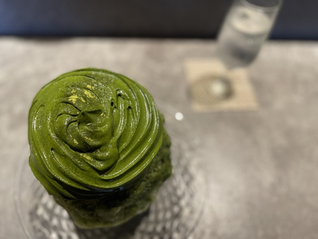 かき氷の上の抹茶エスプーマのアップ