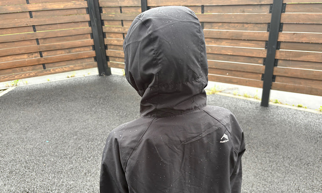 雨粒を弾く耐久撥水どろんこジュニアシェルジャケット