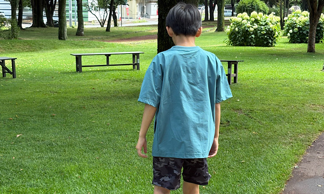 耐久撥水水陸両用半袖Tシャツキッズを着て屋外を歩く子ども