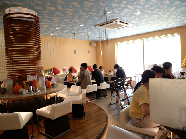 中華そば 高安の店内