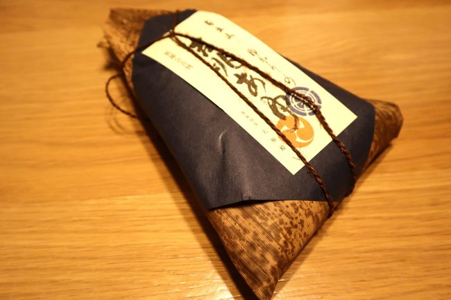 竹の皮に包まれた「吉兆あゆ」