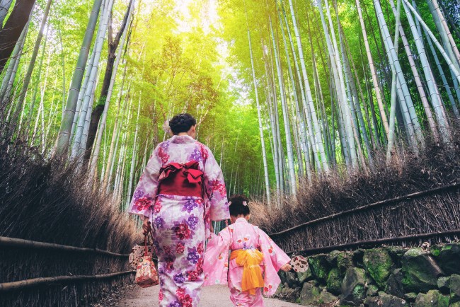 嵐山の竹林を歩く親子
