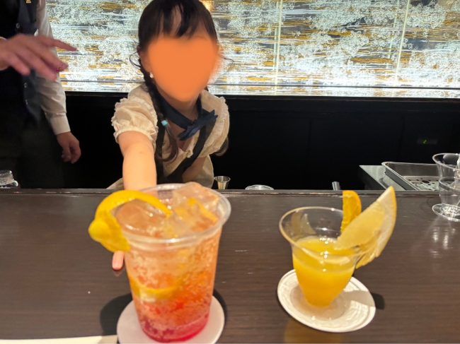 バーテンダー体験をする子ども