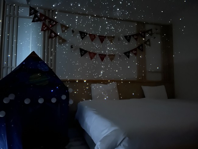 プラネタリウムが光る室内