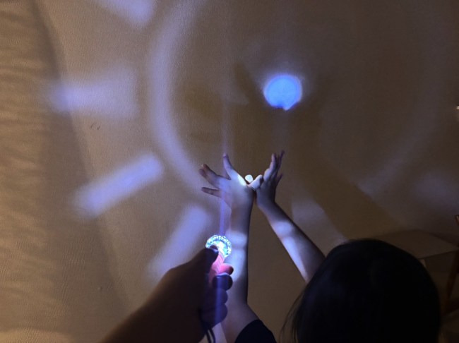 懐中電灯で遊ぶ親子