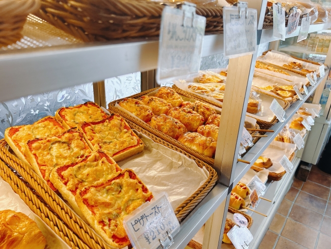 ピザトーストや惣菜パンが並ぶ棚