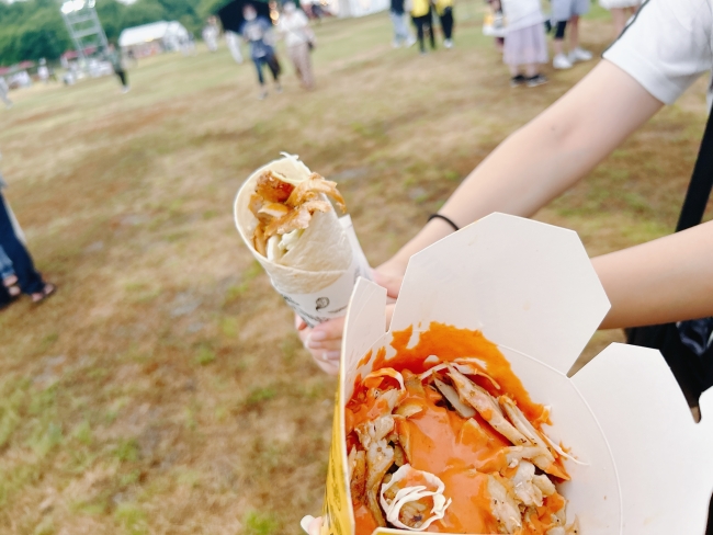 購入したケバブカップとケバブロール
