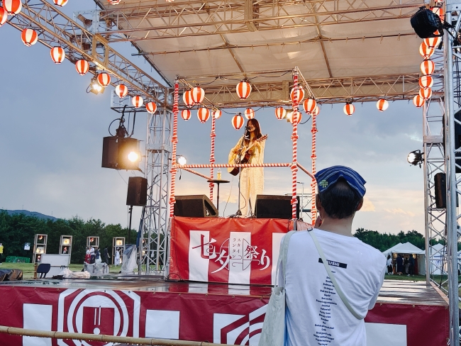 ステージで演奏するアーティスト