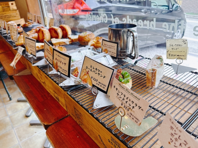 店内のパン陳列棚