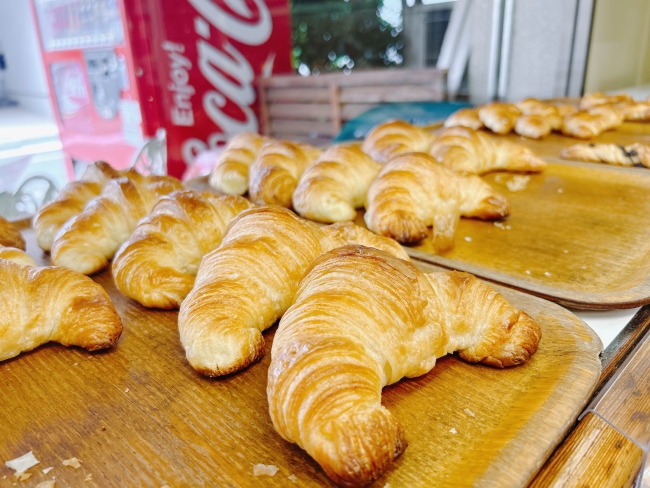 パンが並ぶ棚
