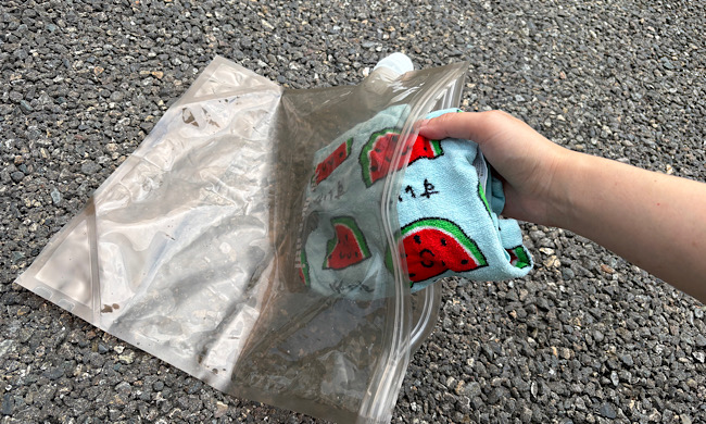濡れたタオルを入れられたウォッシュバッグ
