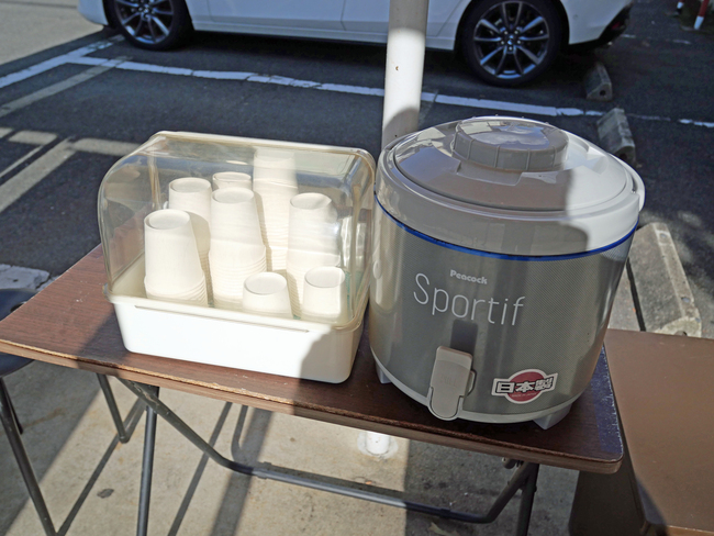魁力屋　待ち合い席お茶