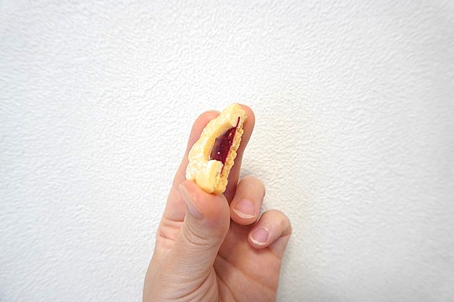 手作りジャムのデザートクッキーフランボワーズを半分に切ってみたところ