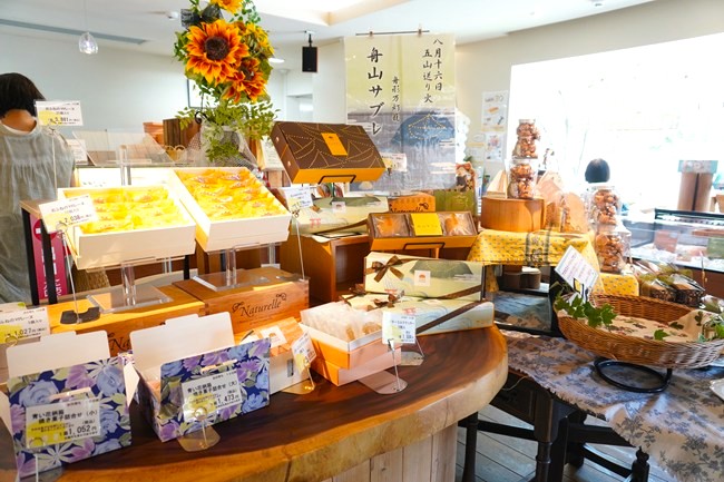 パティスリー菓欒の店内のギフトボックス
