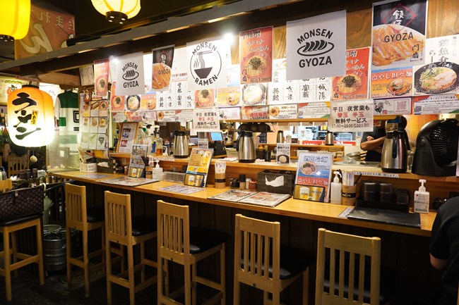 らーめん門扇伏水酒蔵店のカウンター席