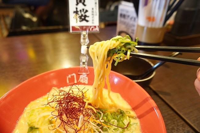 酒粕らーめんの細めの生麺