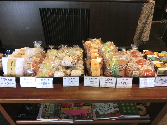 大極殿本舗 六角店（店内に並ぶお菓子）