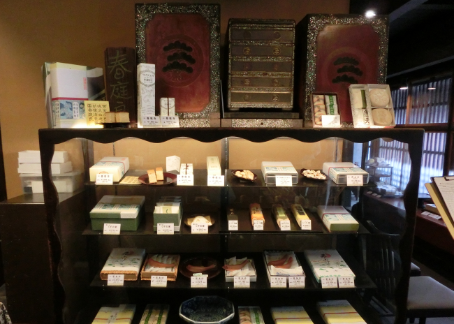 大極殿本舗 六角店（店内に並ぶお菓子）
