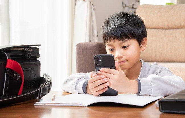 スマホで遊ぶ男の子