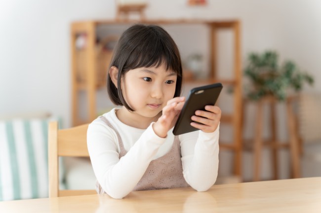 スマホで遊ぶ女の子
