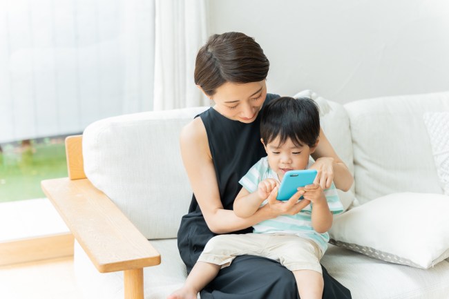 スマホを見る親子