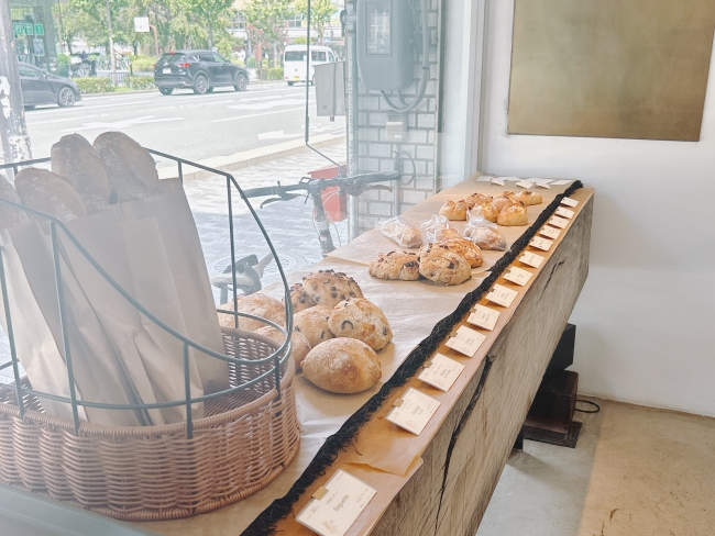 店内のパン陳列棚