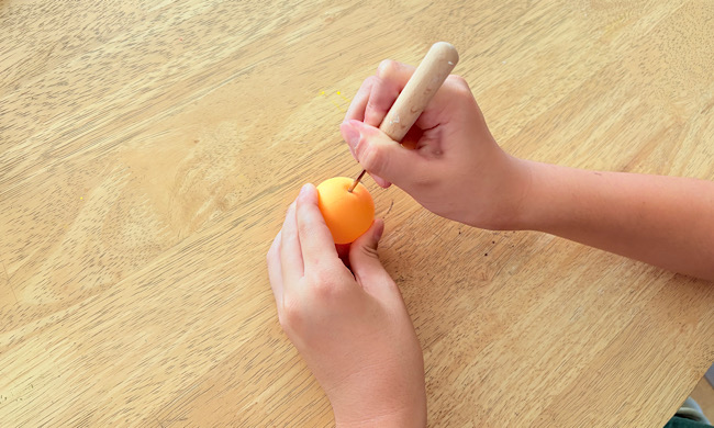 目打ちで穴を開けられる卓球玉