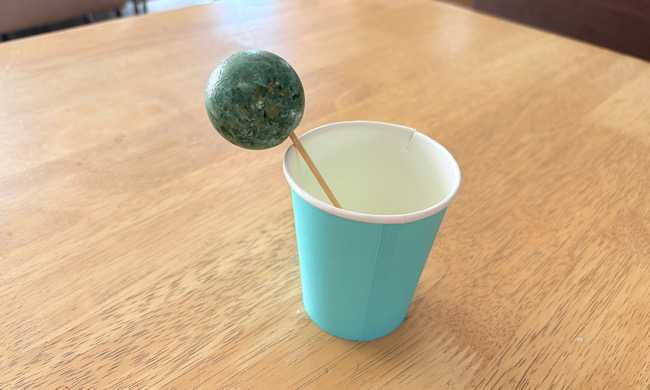竹串に刺さった卓球玉