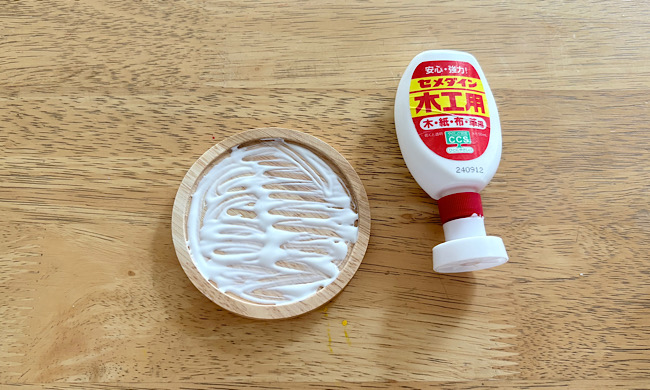 表面にボンドを塗られたコースター