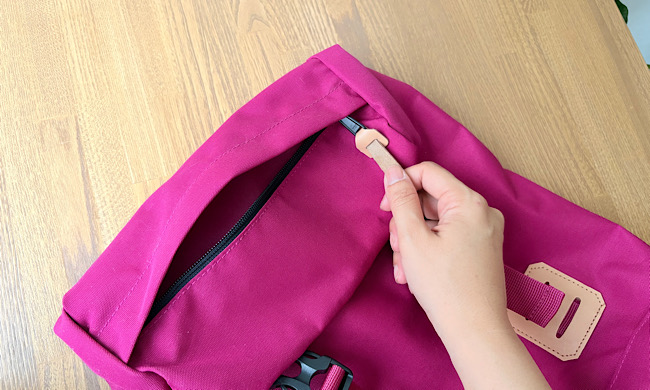 汚れが落ちやすいキッズデイバッグの上部ポケット