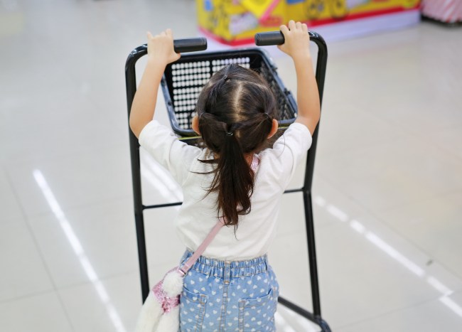 カートを押す女の子