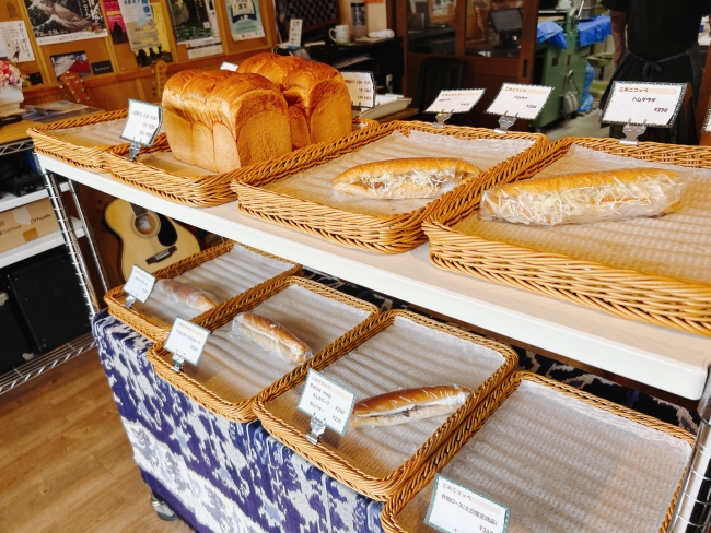 パンが並ぶ棚