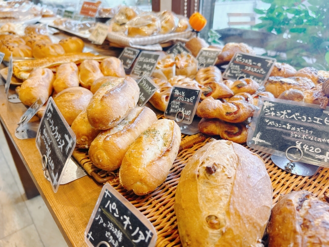 棚に並んだパン 