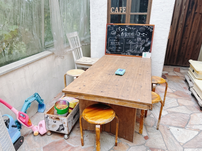 おもちゃが置かれたテラス席 