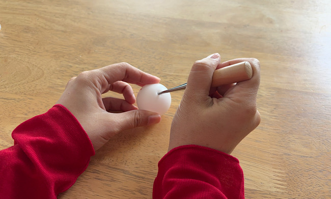 目打ちで穴を開けられる卓球玉