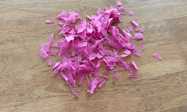 小さくちぎられた花紙