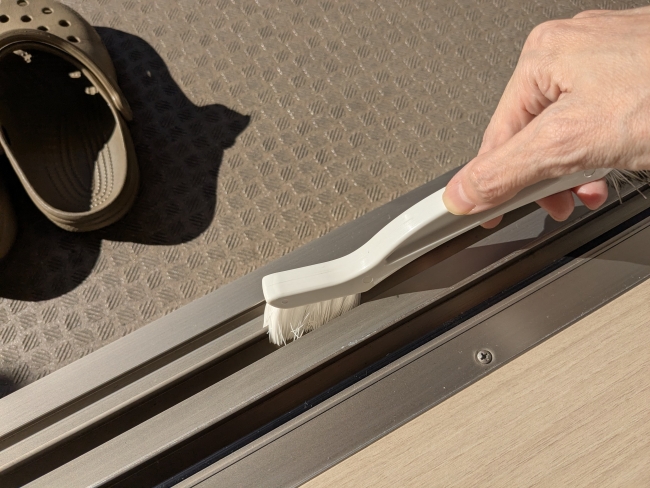 サッシを掃除する様子