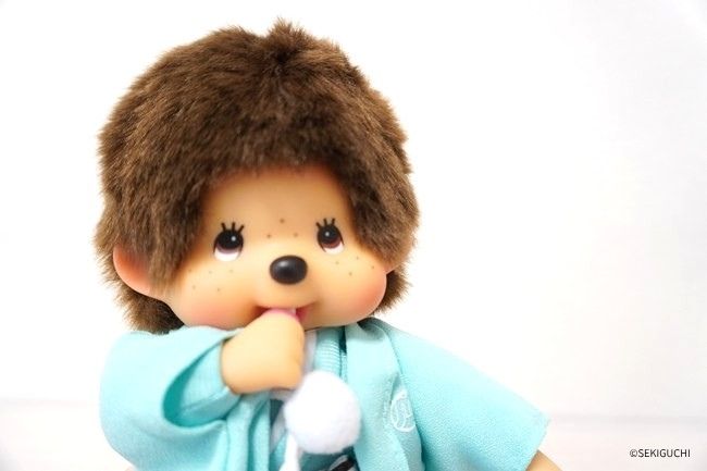 おしゃぶりをくわえるモンチッチ紋付袴の男の子