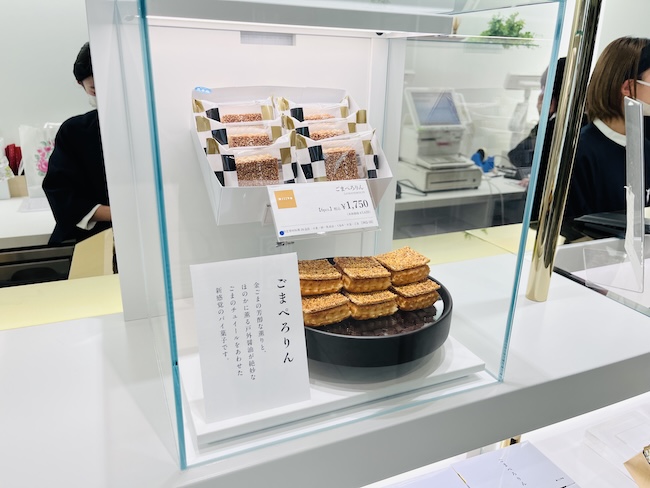 ショーケースに入ったごまぺろりん