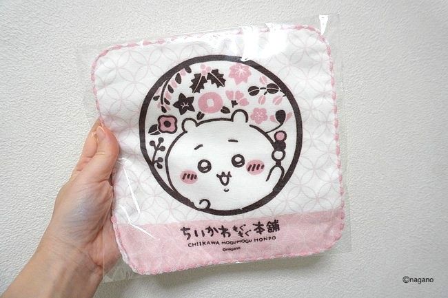 ちいかわもぐもぐ本舗のロゴ入りガーゼハンドタオル